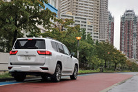 14年ぶりの全面刷新を受けて登場した300系「ランドクルーザー」。本領であるオフロードでなくとも、進化のほどは如実に感じられた。