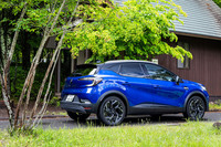 「キャプチャー エスプリ アルピーヌ フルハイブリッドE-TECH」のボディーサイズは全長×全幅×全高＝4240×1795×1590mm、ホイールベースは2640mm。エスプリ アルピーヌグレードの内外装デザインや装備は、フルハイブリッド車もマイルドハイブリッドも基本的に共通している。