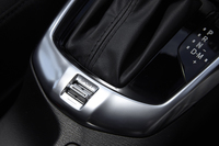 シフトレバーのそばに置かれる「スカイアクティブ・ドライブ・セレクション」のスイッチ。走行状態にあわせて、エンジンやトランスミッションの特性を変えられる。
    