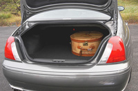 開口部約72cmだが、ホイールハウス間は100cm、最大136cmの幅がある。奥行きは110cm、高さ50cm。