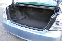 プリウスとの大きな違いは、独立したトランクルームを持つこと。ゴルフバッグは4つ積めるという。

