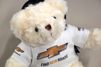 
    胸元には、大きなボウタイ・エンブレム。
    