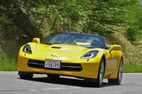 ヒルクライムコースを走る、新型「コルベット コンバーチブル」。ハンドルを握るのは、ゼネラルモーターズ・ジャパンのジョージ・ハンセン氏。（写真＝沼田 亨）