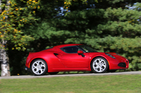 動力性能は0-100km/hが4.5秒で、最高速が258km/h。一方、制動性能は0-100km/hからの制動距離が36m、最大減速Gは1.25Gと発表されている。