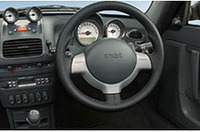 
	「スマート・クーペ」などで採用したポップなインテリアを踏襲。ステアリング部にパドルが備わるのが特徴だ
	 