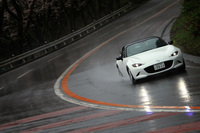 箱根のワインディングロードを行く「ロードスターNR-A」。車両重量は「Sスペシャルパッケージ」と同じ1010kg。