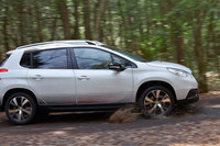 ラフロードを行く「2008 CROSSCITY」。駆動方式はFFだが、165mmの最低地上高と「グリップコントロール」の採用により、十分な走破性能が確保されている。