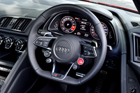 さまざまなスイッチが備わる「マルチファンクション ステアリングホイール」。センターパッドはエアバッグ内蔵とは思えないほど小ぶり。