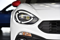 ハロゲンヘッドランプが標準。フルLEDヘッドライトがオプションで用意される。