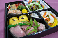 NEXCO東日本では、SAの施設の充実なども進めている。数年前に比べて、だいぶSAのお店の雰囲気やレストランのメニューなどが変わっていないだろうか？
こちらは季節、地域限定の「どら弁当プレミアム」（関越自動車道、三芳PAなどで販売）。地域の食材を使い、特色を出しているという。