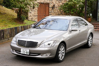 メルセデス・ベンツS550 4マチック。5.5リッターV8は、最高出力387ps、最大トルク54.0kgmを発生。10・15モード燃費は6.6km/リッター。
