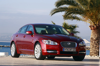 【スペック】4.2 Premium Luxury：全長×全幅×全高＝4961×1877×1460mm／ホイールベース＝2910mm／車重＝1749kg／駆動方式＝FR／4.2リッターV8DOHC32バルブ（298ps/6000rpm、41.9kgm/4100rpm）（欧州仕様車）／（価格＝870.0万円）