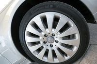 C350なので225/45R17サイズを履く。C280〜C200Kは205/55R16、C180Kは195/60R16。写真はコンチネンタル・スポーツコンタクト3だが、他にピレリPゼロ、ブリヂストン・ポテンザRE050Aがあった。
