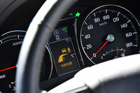 「ITS Connect」対応の交差点で、右折待ちの際に対向直進車両が近づくと、ディスプレイに警告メッセージが表示される。