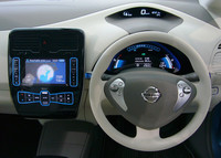 リーフの運転席まわり。カーナビの画面に航続可能エリアを表示できる。