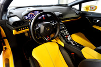 イエローのボディーカラーをまとった試乗車は、オプションの“ビコローレ・スポルティーボ”が選択され、インテリアにも目にも鮮やかなイエローが反復されていた。