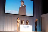 箭内氏（写真右）は、ニュージーランドにおけるCM撮影中のエピソードなども紹介。CMキャラクターの福山さんに対しては「周りに気を遣いながらも、常に色んなことに挑戦する人なんですよ」と賛辞を送った。