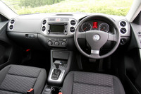 シックで機能的な、フォルクスワーゲンらしい意匠の内装。HDDのカーナビはETC車載器などとのセットオプションで27万3000円。リアビューモニターは標準で装備される。
