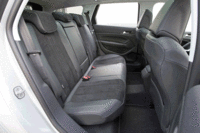 ワゴン「308SW」の後席。（写真をクリックすると308SW＜銀＞と308＜赤＞の、空間的な差異が比較できます）