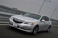 予防安全装備については、自動緊急ブレーキや車線維持支援システム、誤発進抑制制御機能などに加え、操舵（そうだ）を制御することで、路側帯を歩く歩行者との接触を防ぐ「歩行者事故低減ステアリング」を採用している。
    