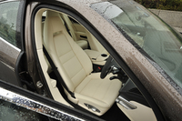 フロントシートは、ポルシェの代名詞たるスポーツカー「911」などにも見られる、ヘッドレスト一体型のタイプ。
    