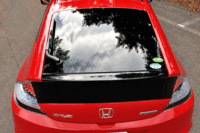 大開口のハッチゲートから見た荷室。後席の背もたれを倒すことで、容量を拡大することができる。なお、背もたれは、車内側だけでなく、荷室側からも容易に倒すことができる。
（写真をクリックするとシートの倒れるさまが見られます）