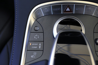 センターコンソールのひじ掛け近くには、トランスミッションモード（エコノミー／エコノミー＋／スポーツ）と走行モードの選択スイッチが置かれる。