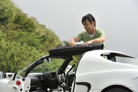 ほろを巻き取り骨組みを外せば、たちまちオープン仕様に。これもまた「ロータス・エリーゼ」シリーズの楽しみである。