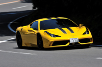 箱根のレフトハンダーを行く「458スペチアーレ」。