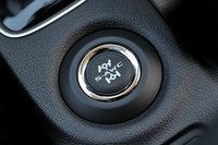 センターコンソールに用意される車両運動統合制御システム「S-AWC」のボタン。旋回時のトレース性、走行安定性、滑りやすい路面での走破性を向上させる。