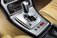 新開発の「Qトロニック」。レバーを右に倒すと、6段シーケンシャルモードに。