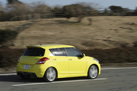 ボディーカラーはこの「チャンピオンイエロー4」のほか、銀、黒、白、赤、青の合計6色が用意される。