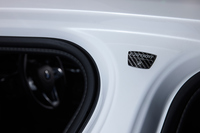 Bピラーの上部に備えられた「カーボン・コア」のバッジ。新型「7シリーズ」では軽量化のため、ボディー骨格の一部にカーボン素材が用いられている。