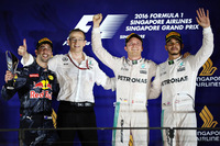 F1第15戦シンガポールGPを制したメルセデスのニコ・ロズベルグ（右から2番目）、2位に入ったレッドブルのダニエル・リカルド（一番左）、3位でレースを終えたメルセデスのルイス・ハミルトン（一番右）。（Photo=Red Bull Racing）
