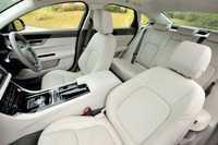 ジャガーXF 20d ピュア（FR/8AT）／XF 25t プレステージ（FR/8AT）【試乗記】の画像