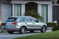 こうしてみると、背の高いSUVというよりはワゴンのように見えないこともない「Q7」。