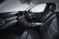 こちらは、3種類の素材を用いたコンビシート仕様。カラーはブラック。
    