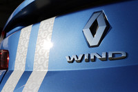 ボディーのホワイトストライプには「G」の紋様が。