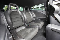後席もバケットタイプのスポーツシートに。50：50の可倒式で、乗車定員は4人。