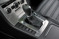 トランスミッションは湿式6段DSG。セレクターの左脇に、スロットルおよびシフト特性、ABS、EDSなどを統合制御するOFF ROADスイッチ（ラフロード走行アシスト機能）が用意される。