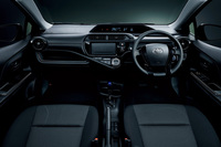 インパネ助手席オーナメントは合皮張りとなる。