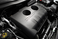 エクスプローラーに搭載される2リッター直4「エコブースト」エンジンは、旧型の4リッターV6（213ps/35.1kgm）モデルと比較して、最高出力が30ps向上の243ps、最大トルクは2.2kgmアップの37.3kgm。10・15モード燃費は8.1km/リッターで旧型に比べ25％も改善している。