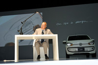 発表イベントでは壇上で自らデザイン画を描く演出も。