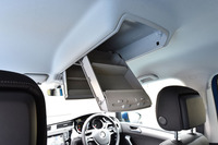 ルーフに備えられた収納スペース。「TSIコンフォートライン」と「TSIハイライン」（電動パノラマスライディングルーフ非装着車）に標準装備される。