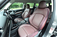 バーガンディーのスポーツシートは、37万6000円のオプション。セットオプションの「CHILIパッケージ」を選択したテスト車は、28万1000円の追加で装着できる。