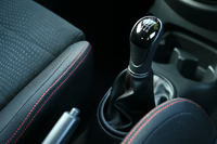 「NISMO S」グレードのトランスミッションは標準型には設定されない5MT。