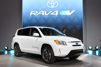 「トヨタRAV4 EV」。見た目でベースモデルと異なるのは、バンパー程度。ボンネットの下にはテスラ製のパワートレインが、床下にはバッテリーが納まる。2012年に市販予定。
