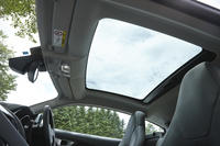 ルーフは畳めないものの、「Fタイプ クーペ」には大型のサンルーフが用意される。価格は13万4000円。