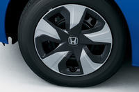 新しいデザインのハイブリッド車用フルホイールキャップ。