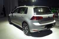 フォルクスワーゲンが掲げる新しいモジュール戦略「MQB」とは、ドイツ語のモデュラーレ・クヴェア・バウカステン（モジュラー・トランスバース・マトリックス）の略で「横置きドライブトレイン搭載車のためのモジュラー化された設計基準および、コンポーネントの体系」という意味（プレスリリース）。これは今後登場する新型モデルにも採用されるという。